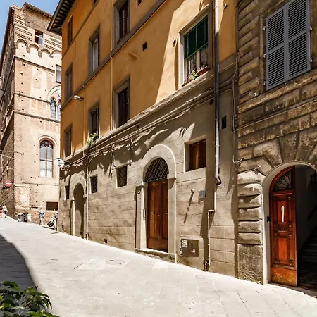Guesthost - Charme In The Historic Centre Of Siena