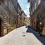 Guesthost - Charme In The Historic Centre Of