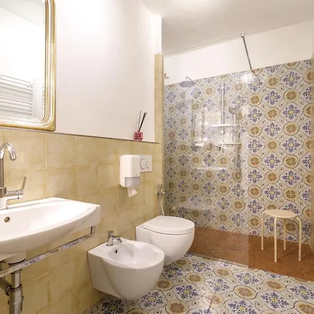 Apartman Guesthost - Charme In The Historic Centre Of *
