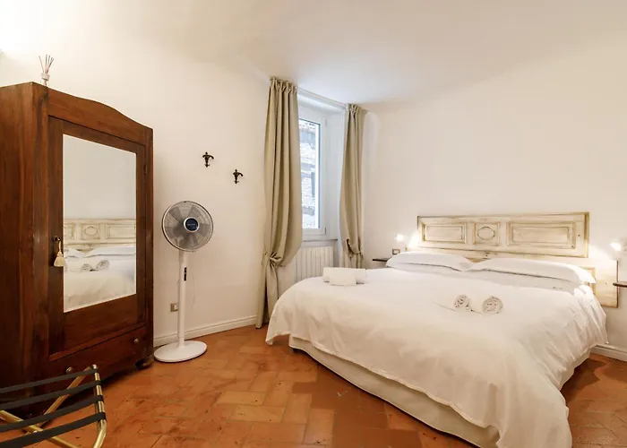 Guesthost - Charme In The Historic Centre Of Siena