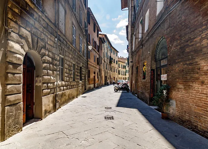 Guesthost - Charme In The Historic Centre Of