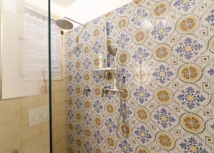 Guesthost - Charme In The Historic Centre Of